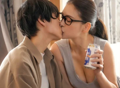 Chàng trai bị người yêu phản bội được chị hàng xóm vỗ về