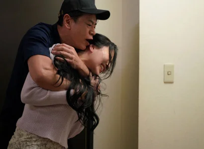 Nữ ca sĩ bị kẻ cuồng nhiệt cưỡng hiếp vì cơ thể quá gợi cảm