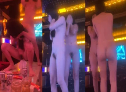 Cô gái biểu diễn màn thoát y gợi cảm ngay trong quán hát