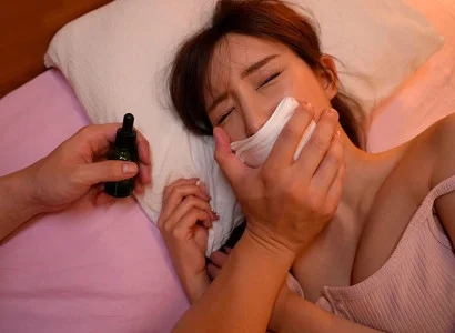 Người kia dùng thuốc mê để làm cô em họ xinh đẹp mất ý thức rồi quan hệ
